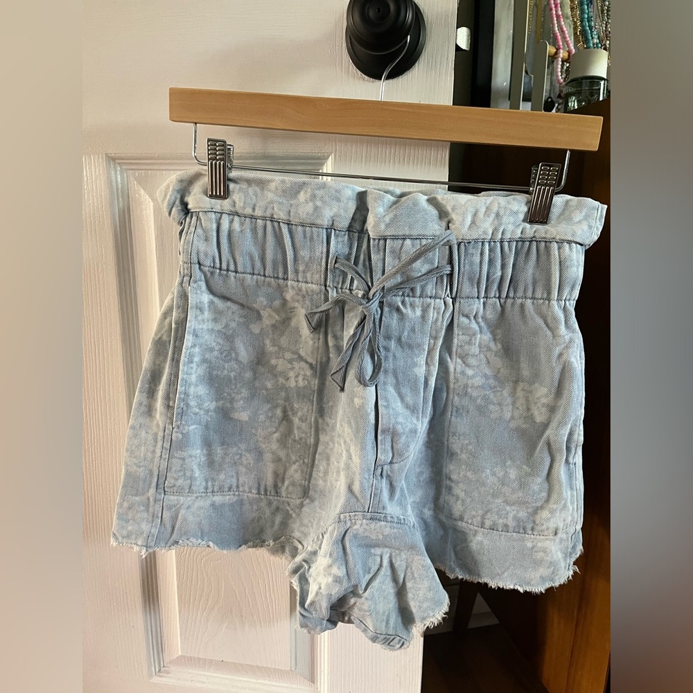The GREAT The Midland frayed floral denim shorts - Picture 6 of 8